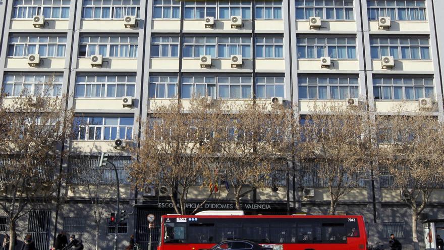 Vista de la fachada de la Escuela Oficial de Idiomas de Valencia.