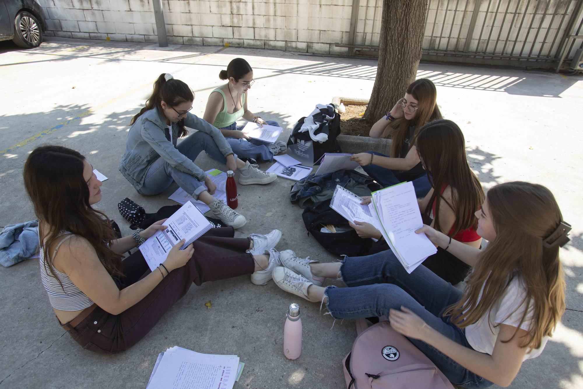 Alumnos de los institutos de la Costera y la Canal se enfrentan a los primeros exámenes de las PAU en Xàtiva
