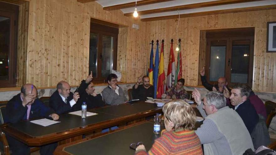 Desarrollo de una sesión plenaria en el Ayuntamiento de Galende.