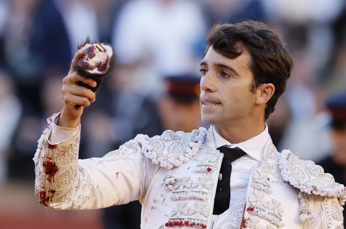 Rafa Serna corta una oreja en su tierra.
