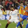 SEVILLA, 21/03/2026.- Los jugadores del Sevilla Batista Mendy (i) y Neal Maupay pelean un balón con Unai Núñez (d), del Valencia, durante el partido de LaLiga EA Sports que Sevilla FC y Valencia CF disputa, este sábado en el estadio Ramón Sánchez-Pizjuán. EFE/Julio Muñoz