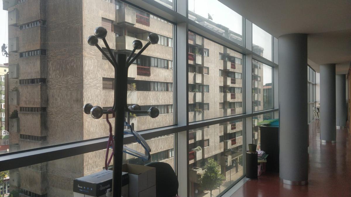 Ventanas sin persianas en el Palacio de Justicia de Oviedo, lo que multiplica el calor.