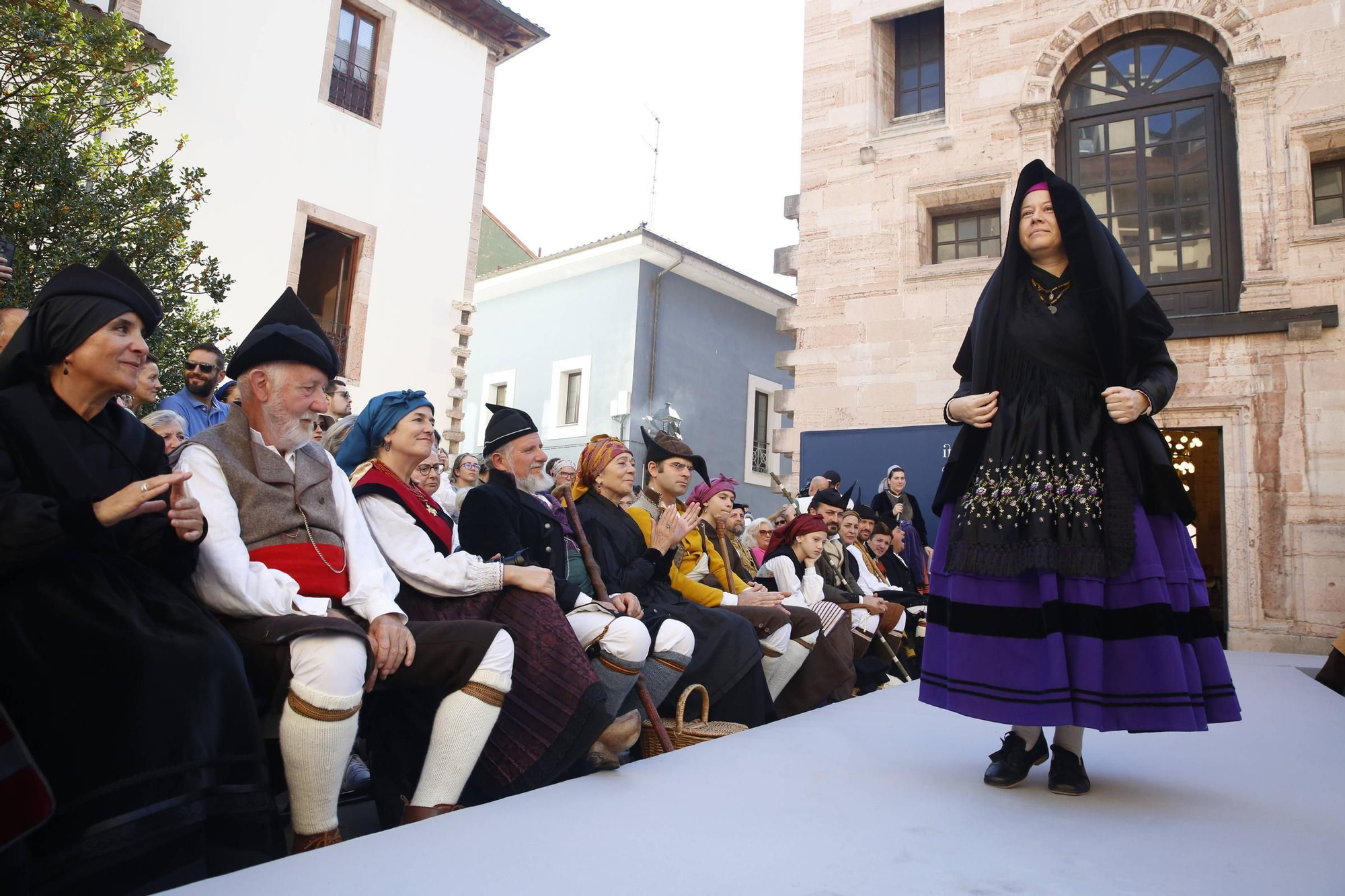 En imágenes: así ha sido el Día'l Traxe'l País en Grado