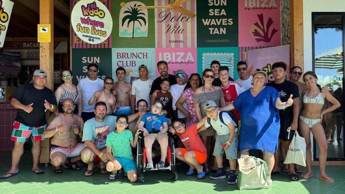 Niños, adolescentes y sus familias disfrutando en Bam-Bu-Ku Ibiza.
