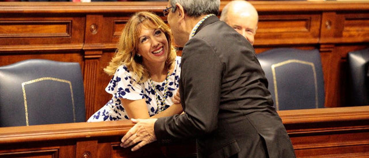 Rosa Dávila y Román Rodríguez se saludan en el Parlamento de Canarias.