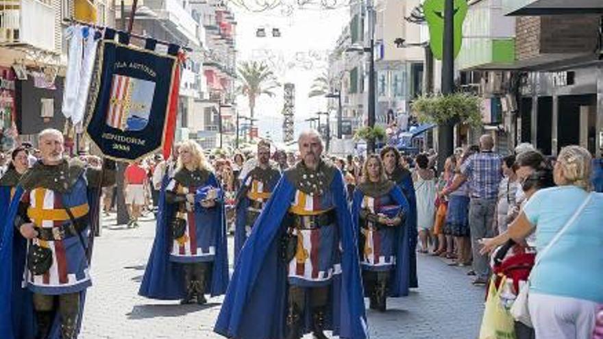 Diferentes momentos de la Ofrenda de Flores a Sant Jaume, que finalizó en la iglesia.