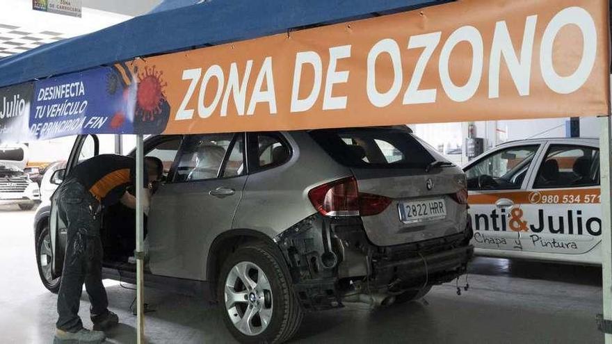 Desinfección de un vehículo con ozono en un taller mecánico de la capital.