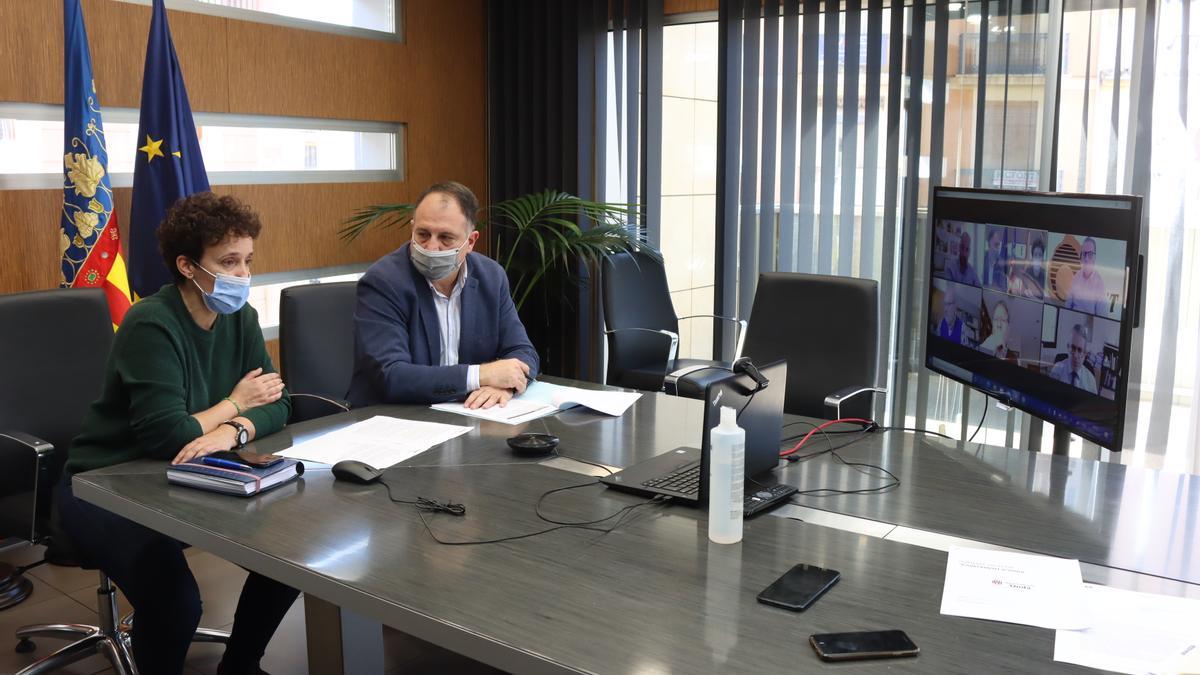 La alcaldesa de Onda, Carmina Ballester y el edil Salvador Aguilella en el encuentro con los responsables de la patronal cerámica.