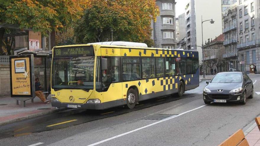 Uno de los autobuses de la flota de Urbanos Ourense que mantiene el servicio hasta la adjudicación de la nueva concesión. // Iñaki Osorio