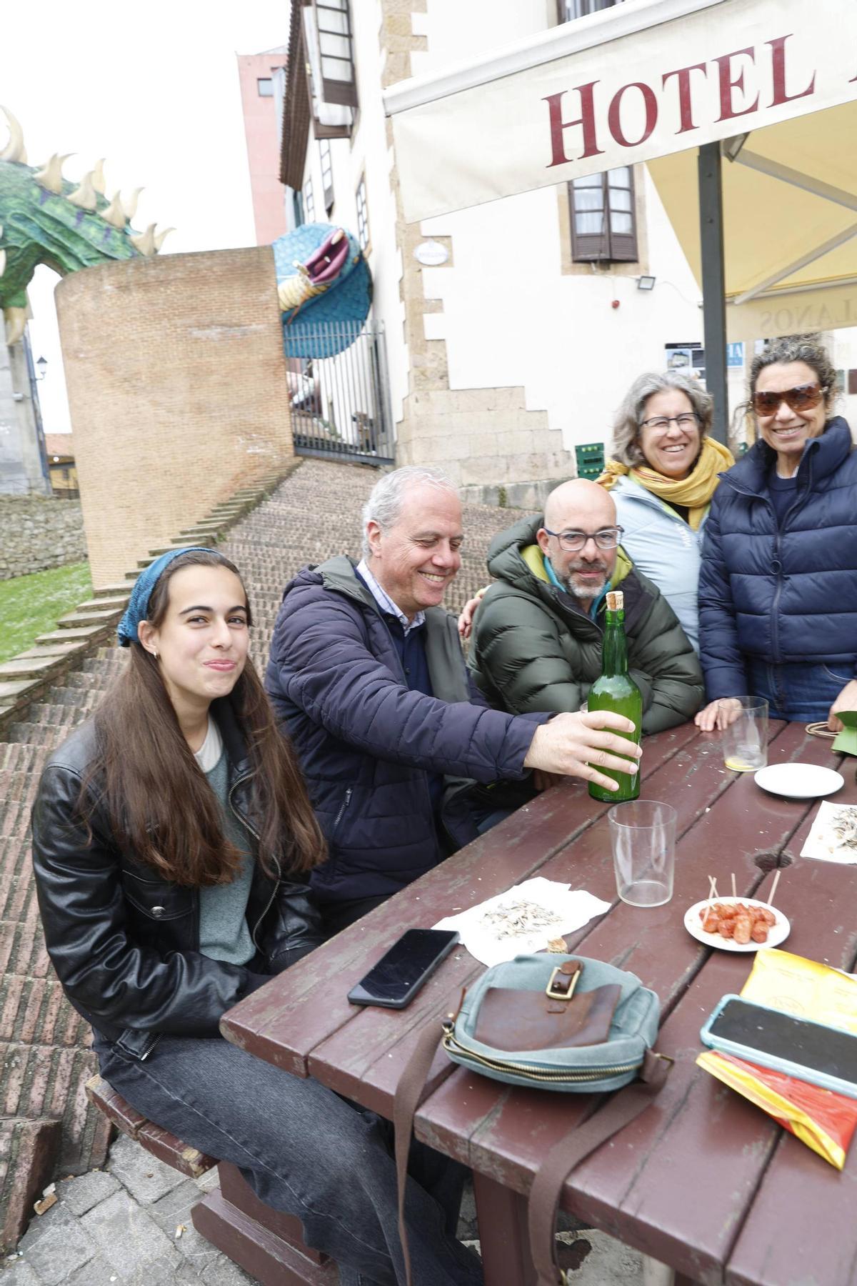 Semana Santa con "sabor a verano" en Gijón: en imágenes Semana Santa con "sabor a verano" en Gijón: en imágenes
