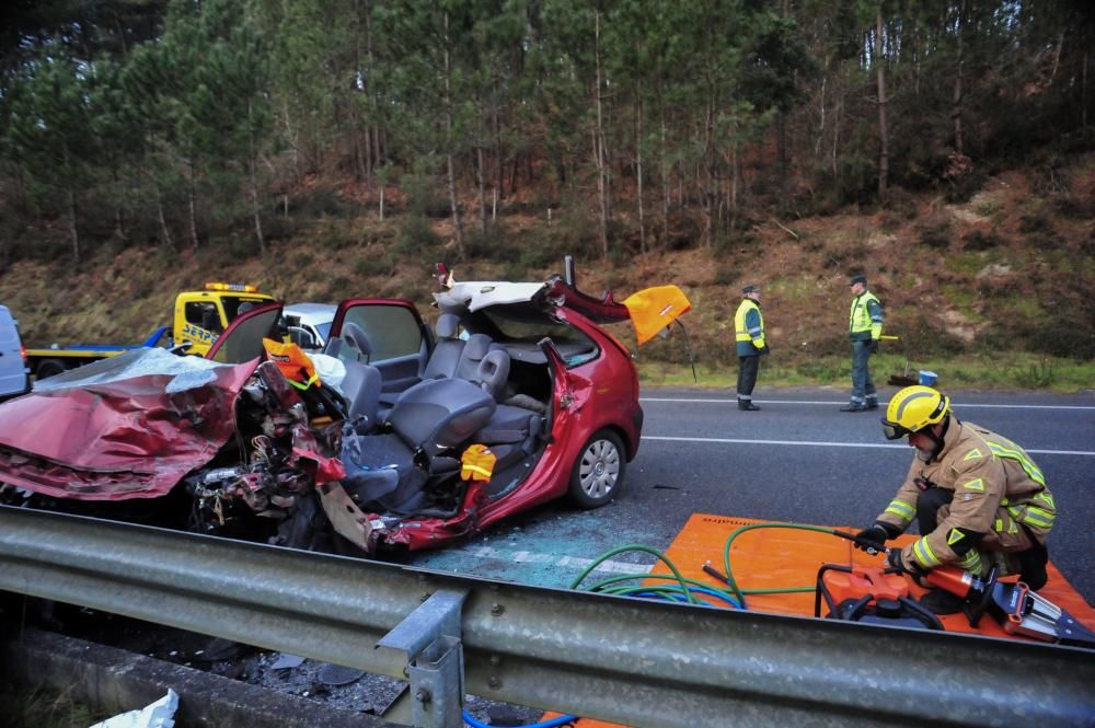 Muere una mujer y tres hombres resultan heridos en una colisión frontal en Caldas de Reis