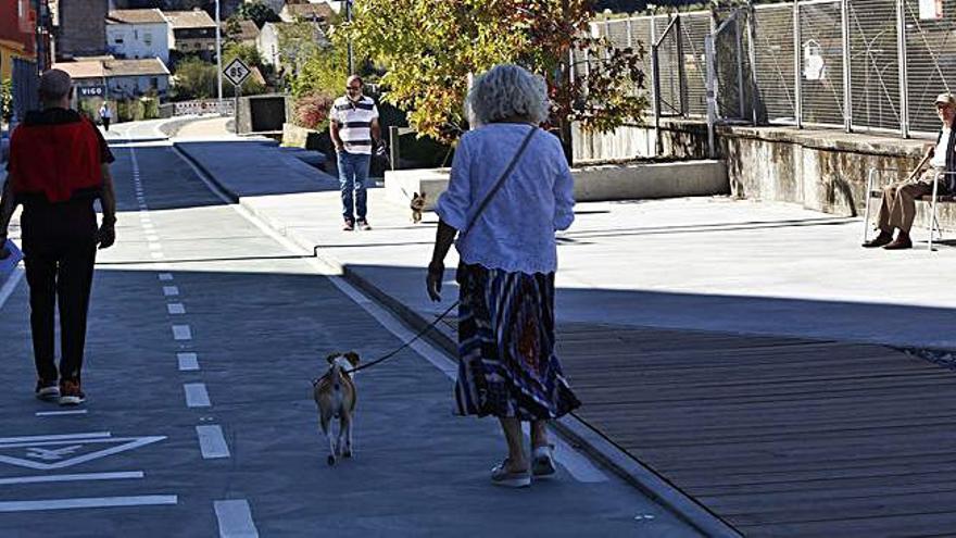 Construcción de la Vía Verde hasta Redondela H El gobierno dedicará casi 3 millones de euros. Ya se han inaugurado 400 metros. El objetivo es convertir el espacio de las antiguas vías del tren en una senda para peatones y ciclistas, con áreas de descanso y miradores, manteniendo la esencia ferroviaria. Tendrá 3,6 km en total.