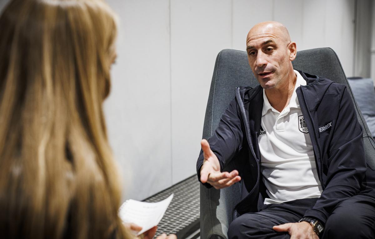 Entrevista a Luis Rubiales en la concentración de la selección española en Sidney.