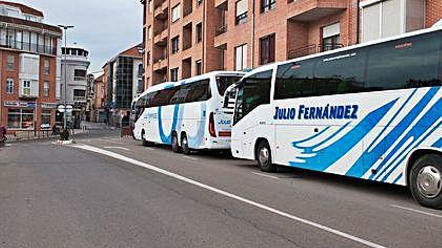 Autobuses fletados para la manifestación sanitaria de 2018.