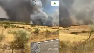 Cortan una carretera en Guijo de Galisteo por el incendio en el que trabajan 13 medios aéreos