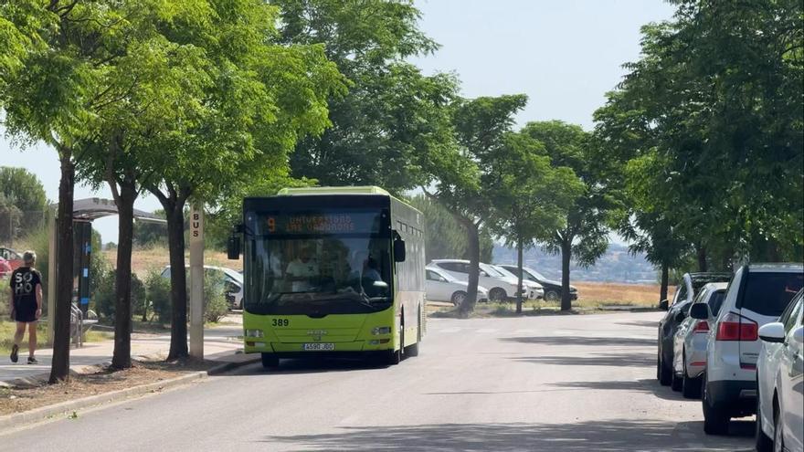 Trabajadores de Las Vaguadas alertan de que los cambios en el autobús les dejarán con menos paradas y más esperas