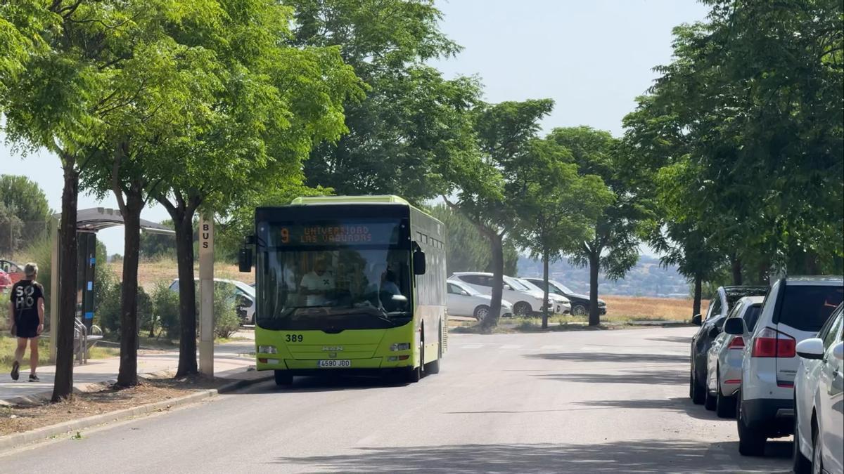 La línea 9, que hace el recorrido hasta Las Vaguadas, en una de las paradas de la urbanización.