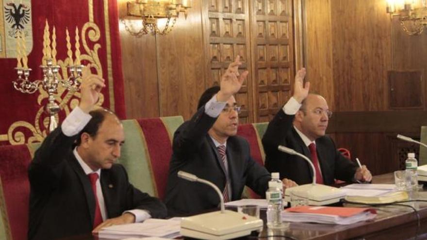 De izquierda a derecha, Aurelio Tomás, Fernando Martínez Maíllo y José María Barrios, votan durante el pleno.