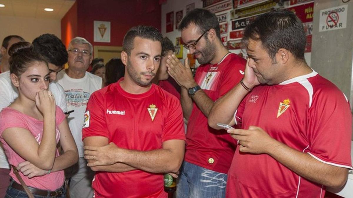 Aficionados del Murcia entristecidos por la decisión judicial.