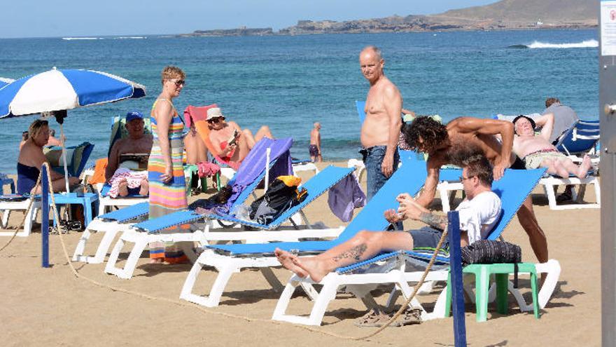 Turistas en Las Canteras.