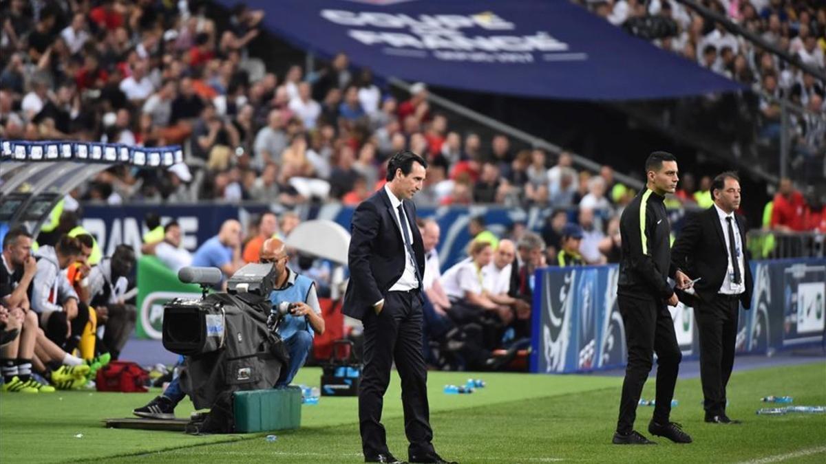 Emery, dirigiendo al PSG en la final de Copa ante el Angers