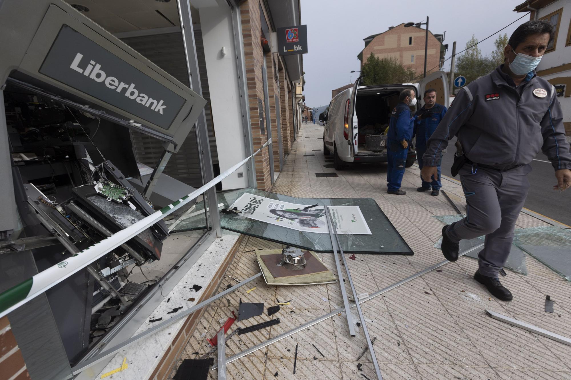 Unos ladrones revientan con explosivos un cajero automático en Oviedo