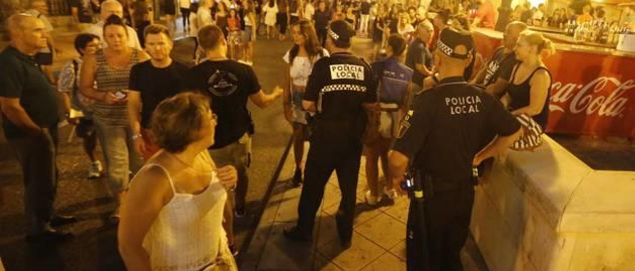 Agentes de la Policía Local de Elche durante las fiestas.