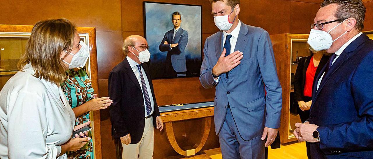 Encuentro con el embajador (arriba) y británicos en Benidorm desafiando las restricciones. | DAVID REVENGA