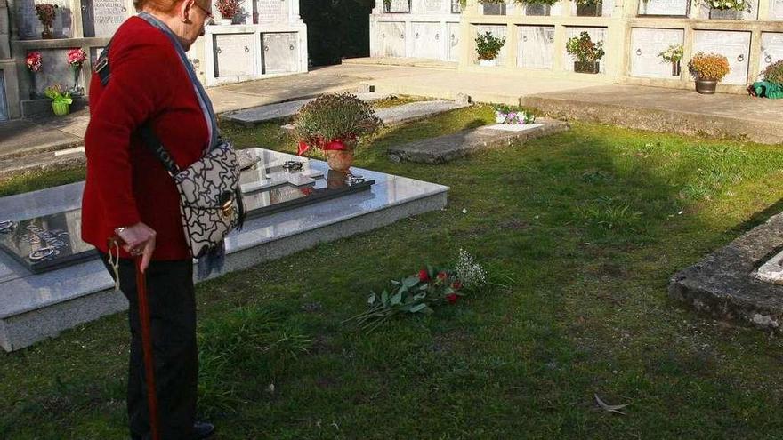 Nélida Mera, ayer, en el lugar que asegura ocupaba la lápida de su familia. // Bernabé/Adrián Rei
