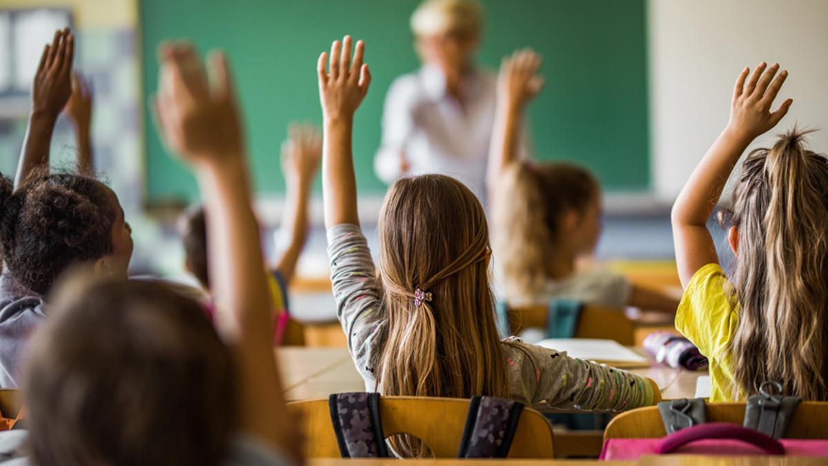 Un grupo de niños en una escuela.