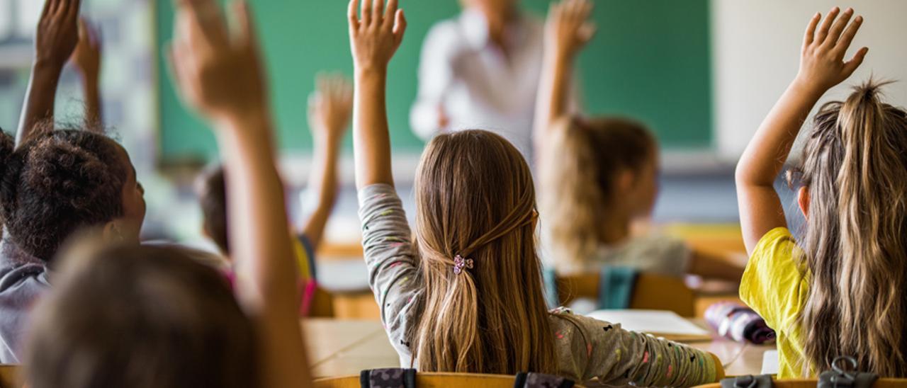 Un grupo de niños en una escuela.