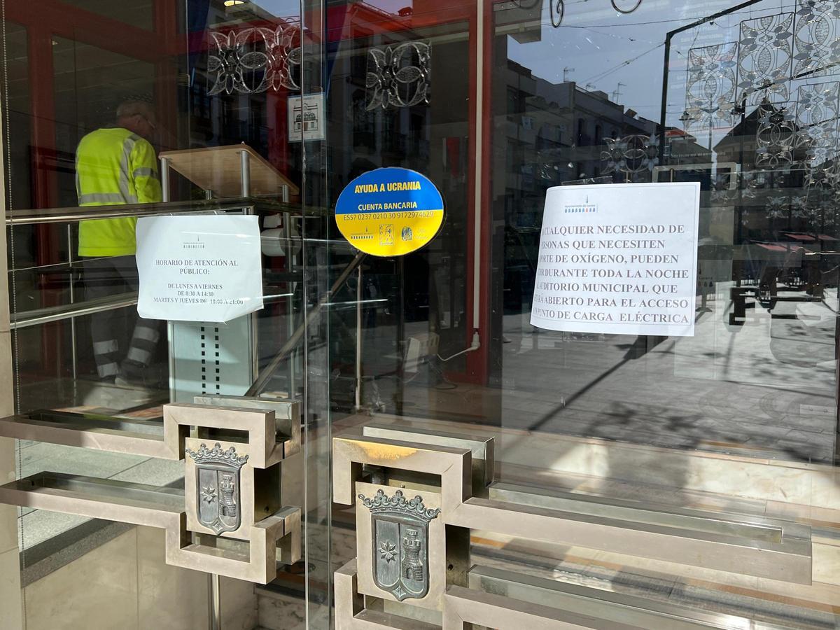 Cartel en el Ayuntamiento de Lucena avisando del dispositivo para atender a personas con necesidad de oxígeno.
