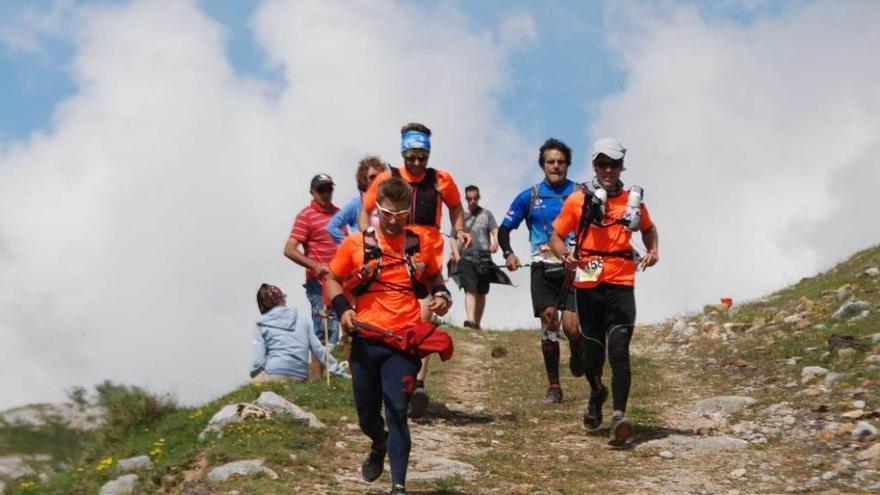 Varios participantes en la Travesera Integral de los Picos de Europa del año 2014.