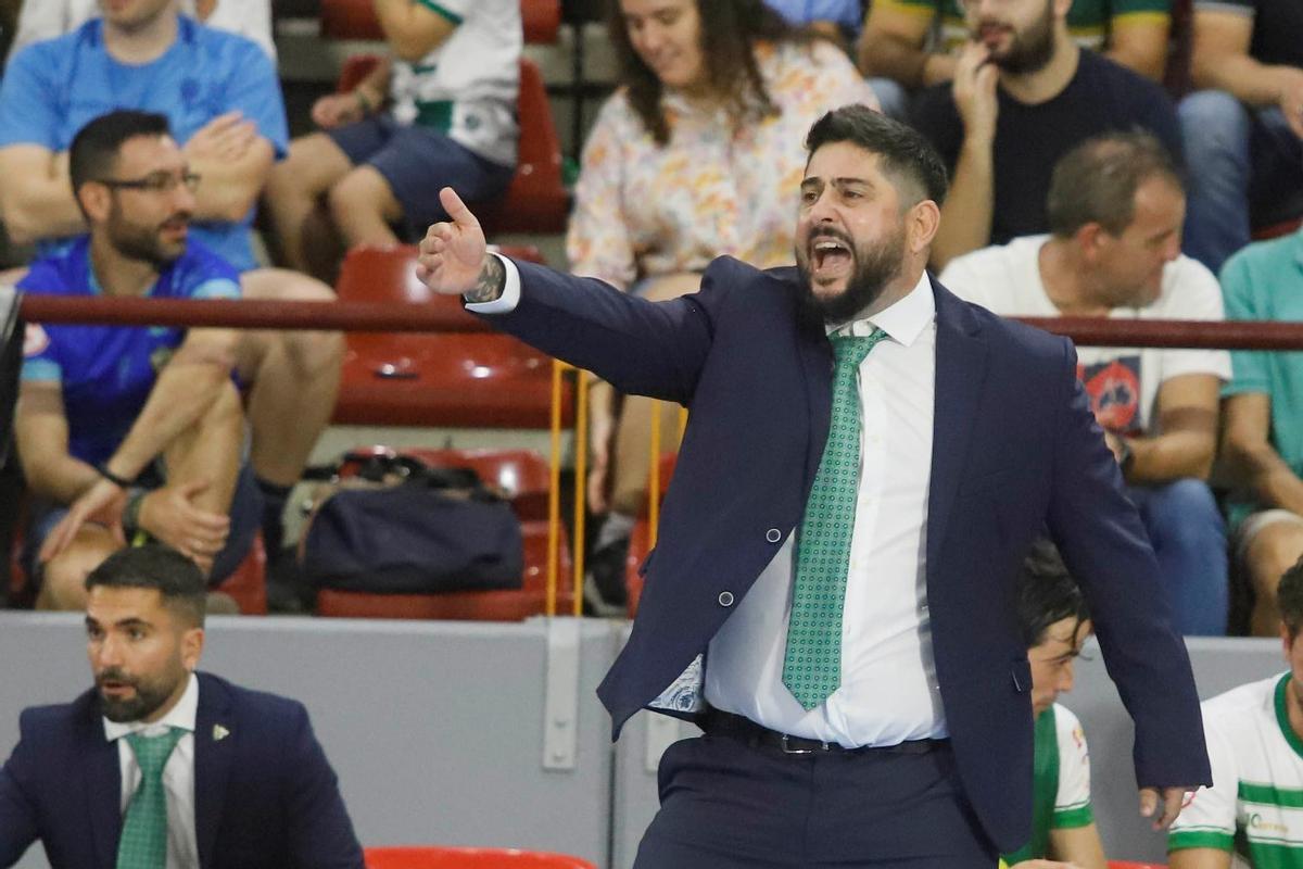 Josan González, entrenador del Córdoba Futsal, da instrucciones durante un encuentro.