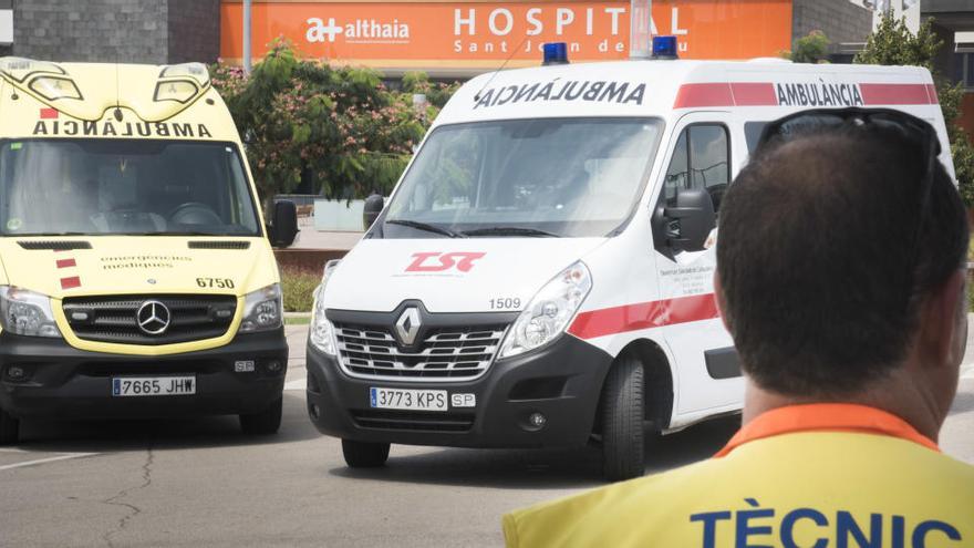 Dues ambulàncies de Transport Sanitari de Catalunya davant l&#039;hospital de Manresa |