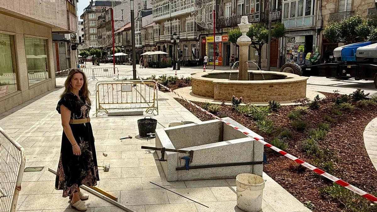 La concejala Lucía Seoane visitó las obras previas a la instalación de la escultura y de la "Carta aos estradenses".