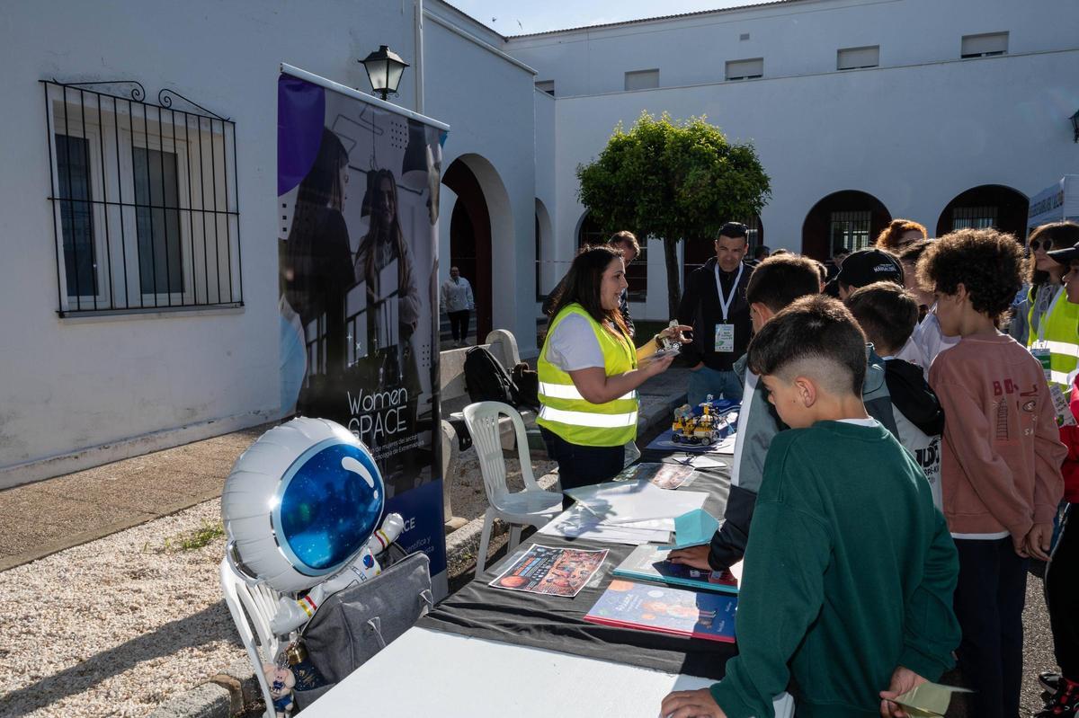 Fotogalería | 400 estudiantes lanzan dos cohetes en la base aérea de Talavera la Real