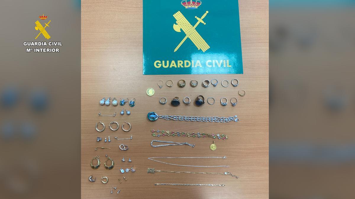 Objetos incautados por la Guardia Civil dentro de la operación 'Garden23'.