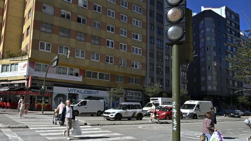 Los semáforos de A Coruña que se resisten al nuevo reglamento de circulación: "Ronda de Outeiro con Fisterra y Arteixo son los más difíciles"