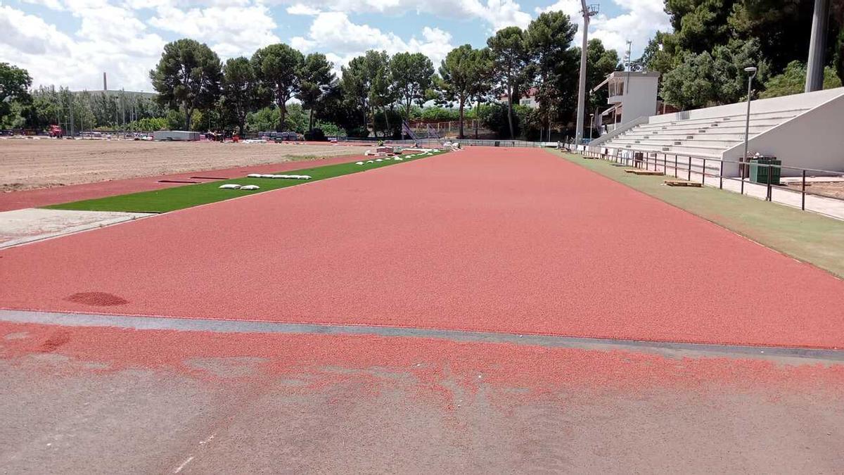 La recta de meta de la pista de atletismo de Gandia está prácticamente acabada