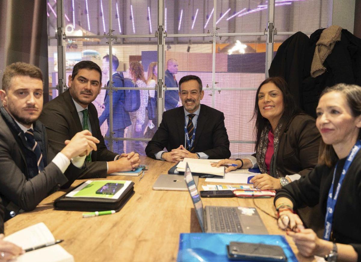 Una de las reuniones de la delegación de Tenerife en Fitur 2026. |