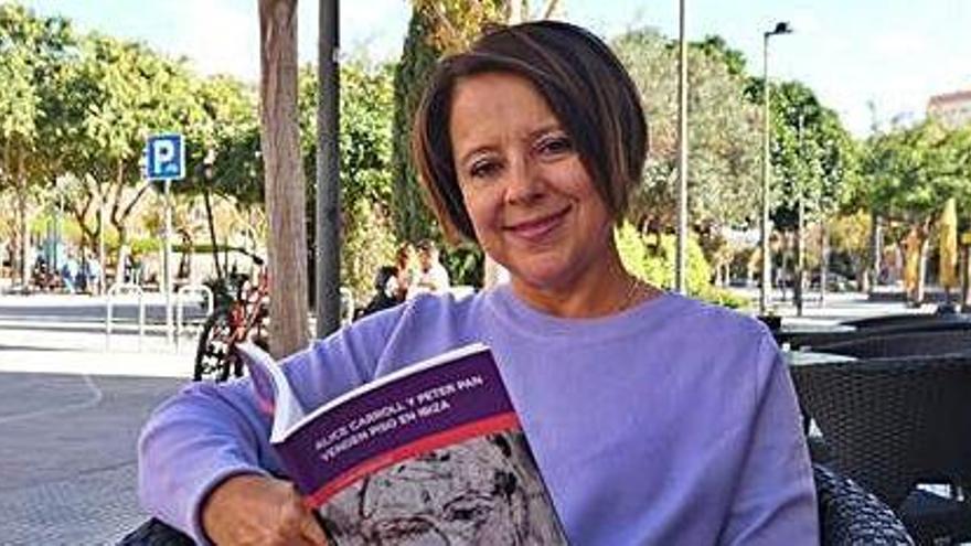 Sofía Hernanz, en una terraza con un libro de poemas de Julio Herranz.