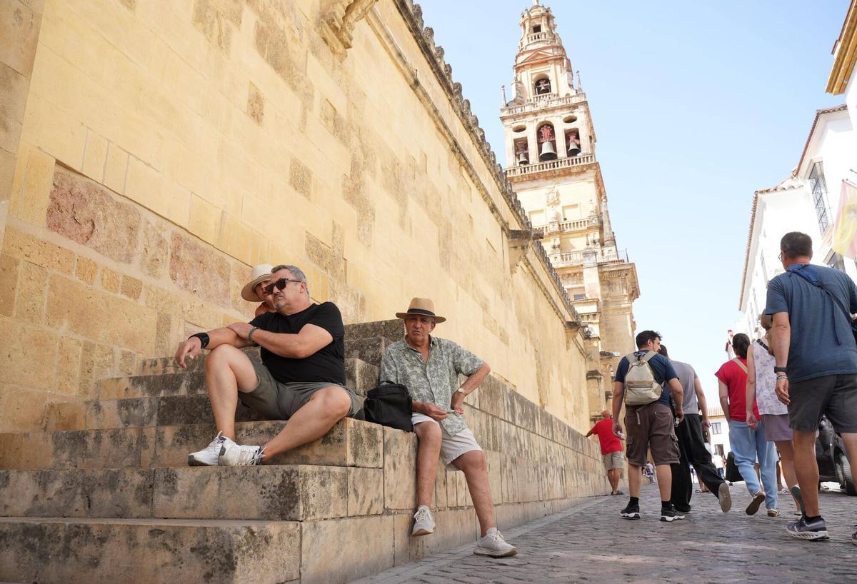 Así viven los turistas el calor de Córdoba en pleno agosto: abanicos, agua y visitas a primera hora Así viven los turistas el calor de Córdoba en pleno agosto: abanicos, agua y visitas a primera hora