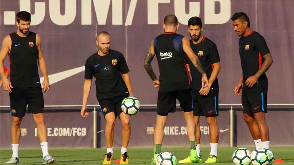 Iniesta, en el entrenamiento junto a Paulinho y otros compañeros