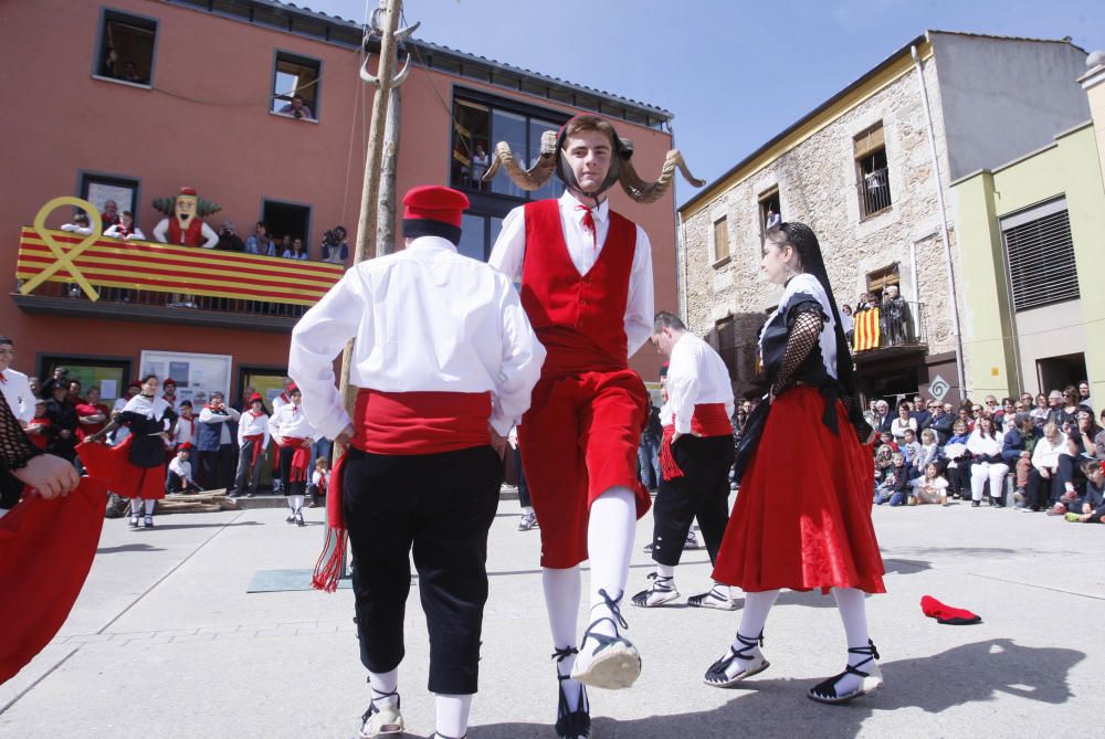 Cornellà del Terri celebra la plantada de l'Arbre i el Ball del Cornut