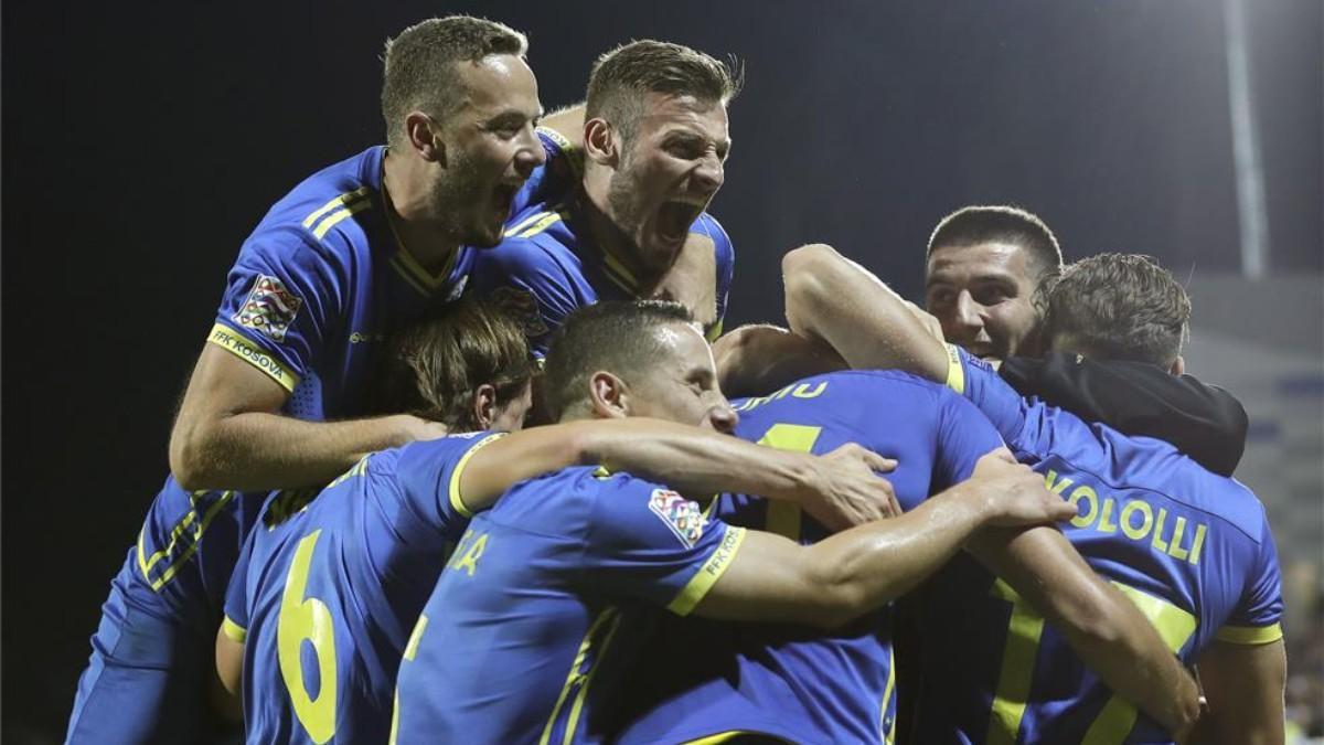 Los jugadores kosovares celebran un gol en la UEFA Nations League.