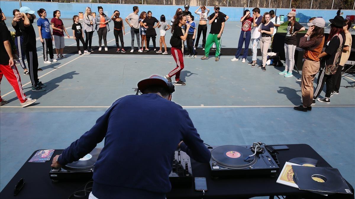 Cultura urbana  en el parque de la Trinitat  ensenan a bailar Hip Hop