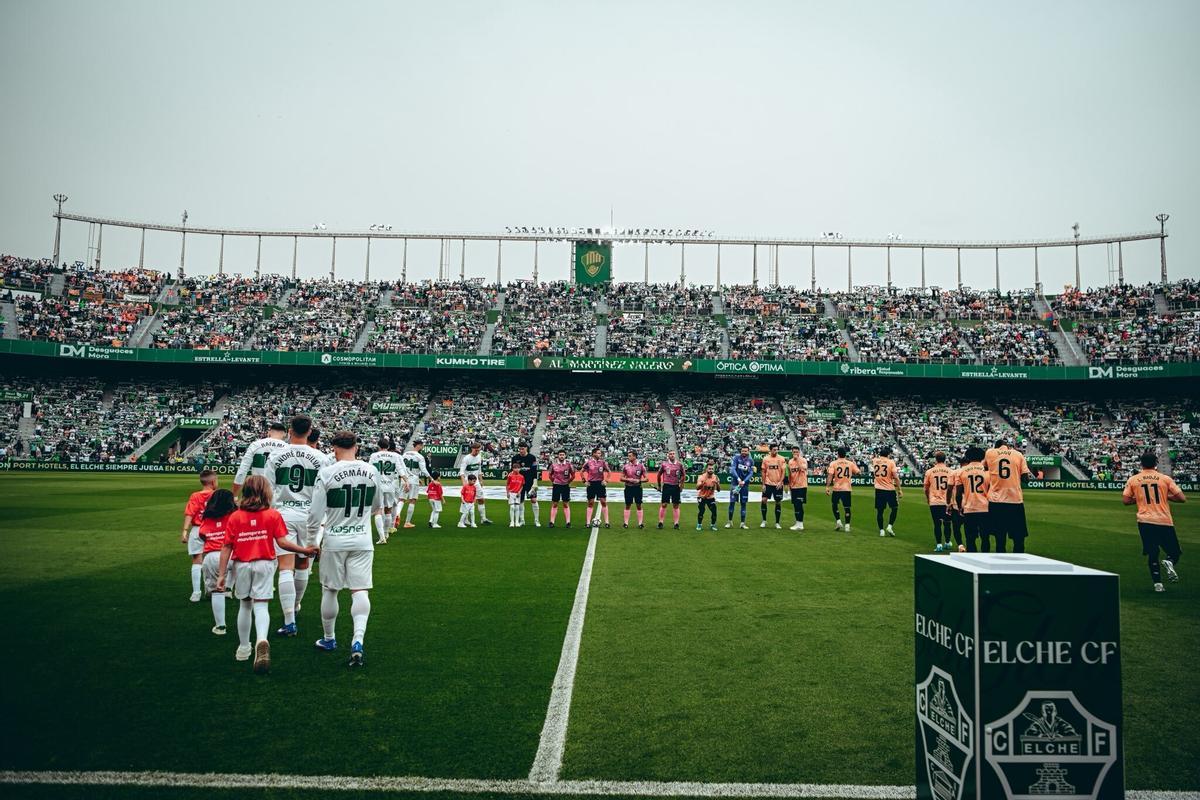 Los futbolistas del Elche y del Valencia saltan al Martínez Valero, el pasado sábado.