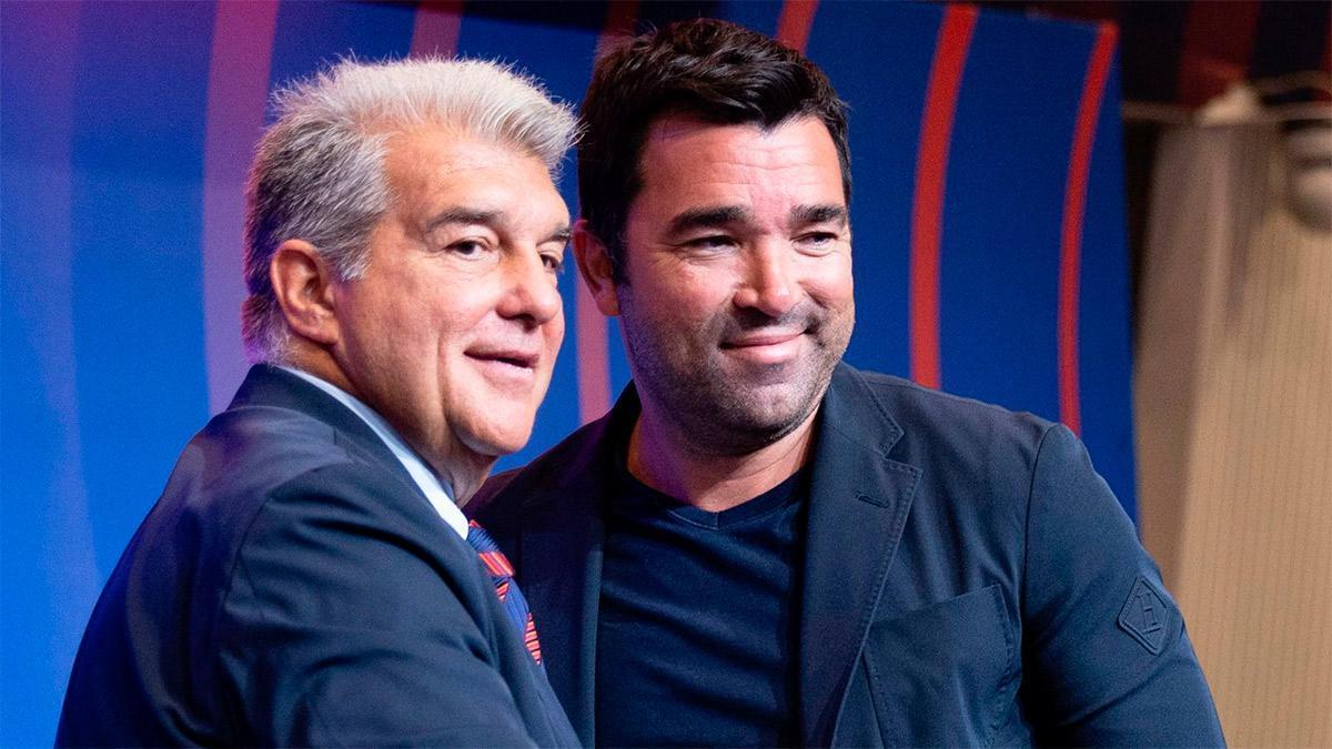 Laporta y Deco comparten risas en una rueda de prensa