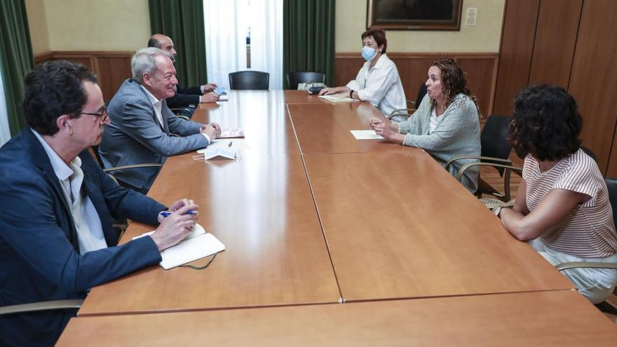 Representantes de la Unión de Comerciantes en su reunión con el gobierno local.